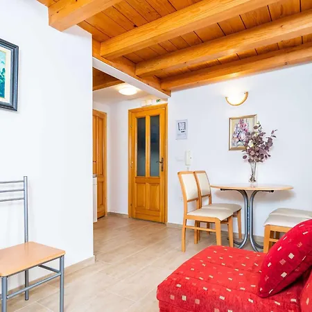 Ribambit- One Bedroom First Floor Apartman *