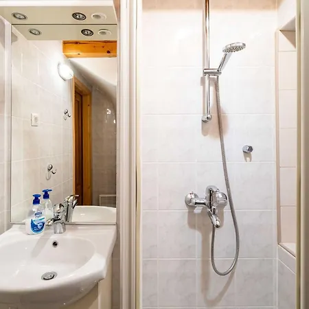 Ribambit- One Bedroom First Floor Apartman *