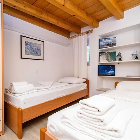 Ribambit- One Bedroom First Floor Apartman *